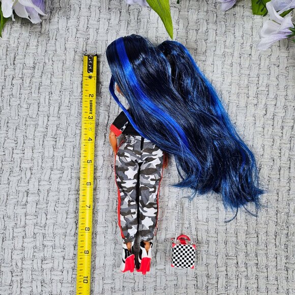 LOL Surprise! OMG Fashion Doll Downtown B.B. - Picture 3 of 3